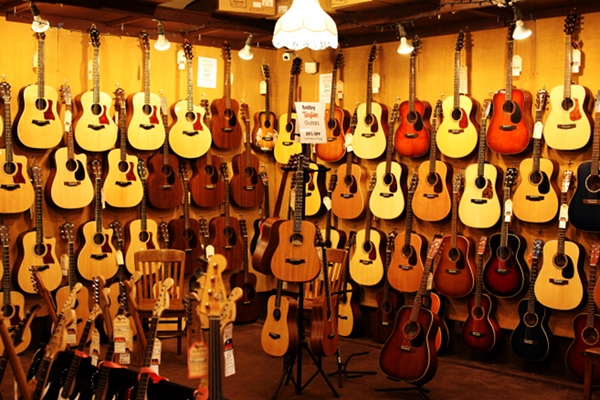 http://www.takamineguitars.co.jp/blog/McCABE%27S02.JPG