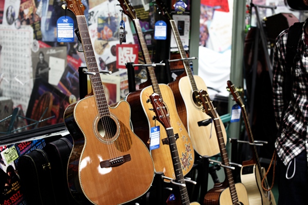 http://www.takamineguitars.co.jp/blog/Mo%27s%20Fullerton%20Music%20Center02.JPG