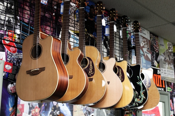 http://www.takamineguitars.co.jp/blog/Mo%27s%20Fullerton%20Music%20Center03.JPG