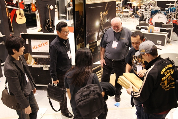 http://www.takamineguitars.co.jp/blog/NAMM02.JPG