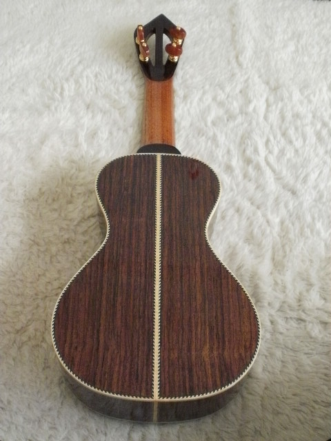 http://www.takamineguitars.co.jp/blog/spu%20rose1%20004.jpg